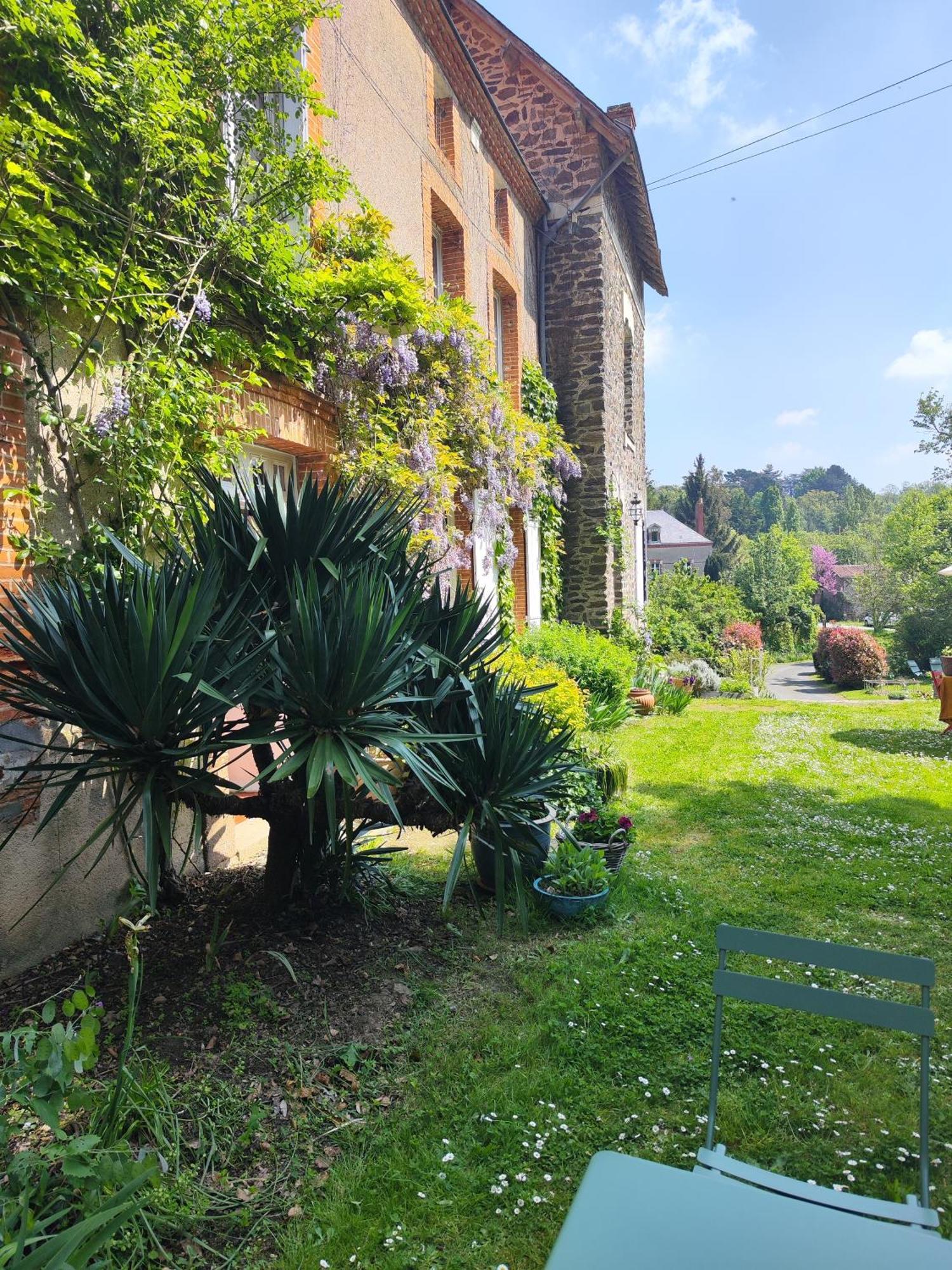 Maison D'Hotes La Bien-Aimee Montrevault Exterior foto